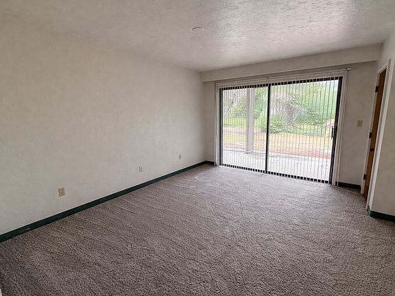 3rd image of 940 Tennis Way