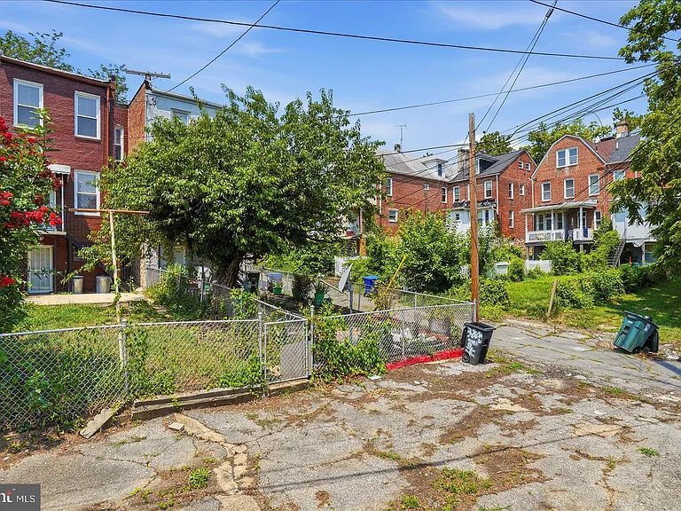 2605 Denison St — Photo 35