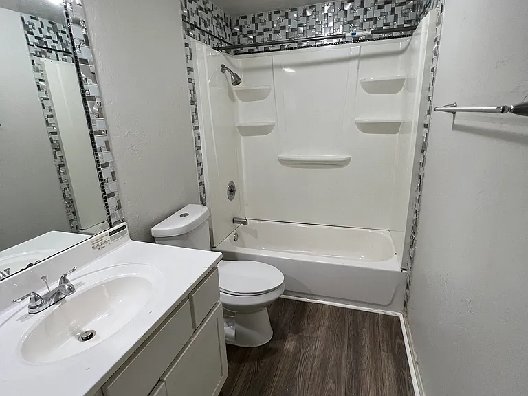 12232 Woodland Hills Dr — Photo 2