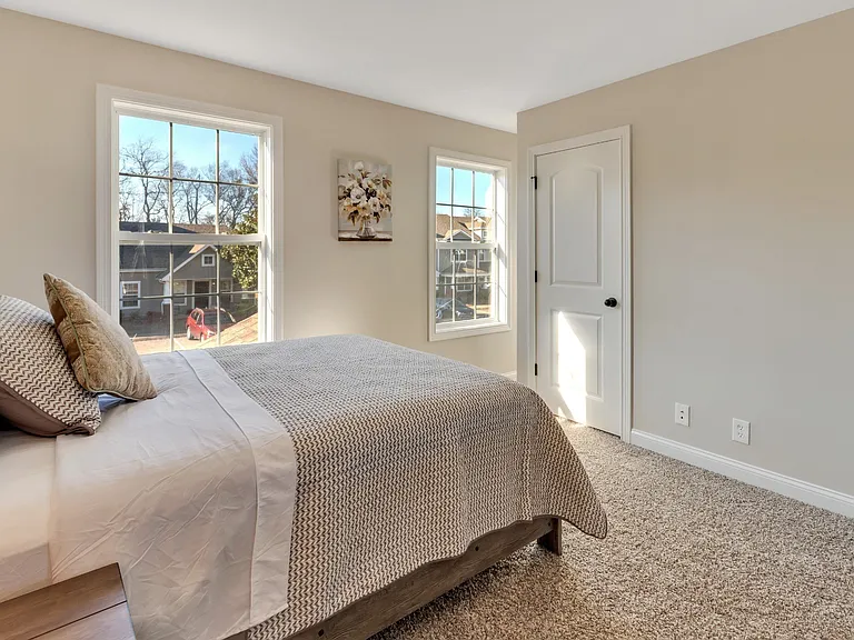 118 Alexander Blvd — Photo 3