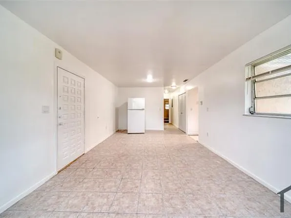 300 NE 143rd St #306, Miami, FL 33161