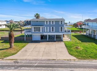 2940 Laguna Dr, Crystal Beach, TX 77650