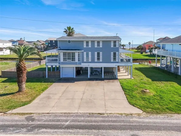 2940 Laguna Dr, Crystal Beach, TX 77650