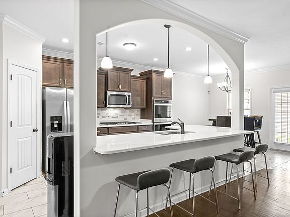 5th image of 1048 Meadowview Ln