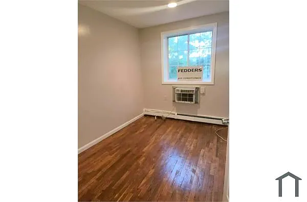 Building Photo - 680 E 233rd St #3