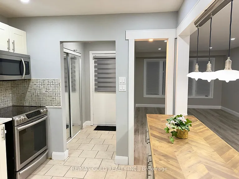 156 Mooregate Cres #UPPER — Photo 1