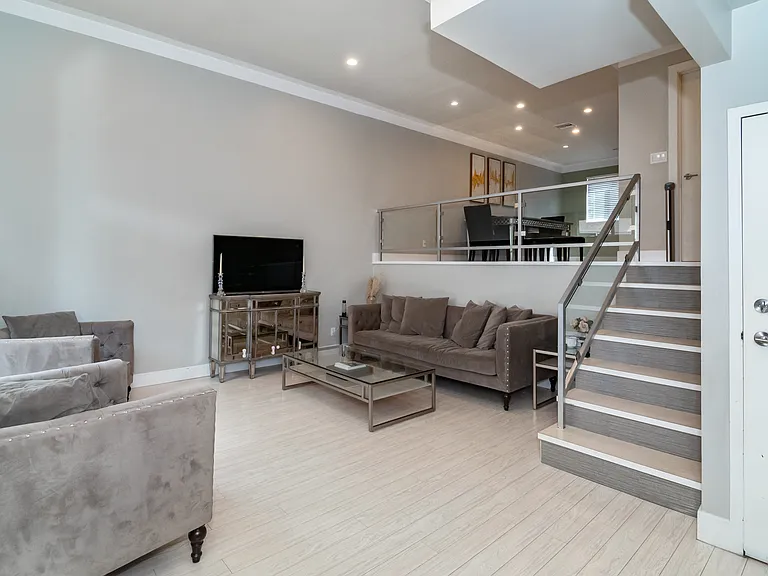 1711 Grismer Ave #76 — Photo 5