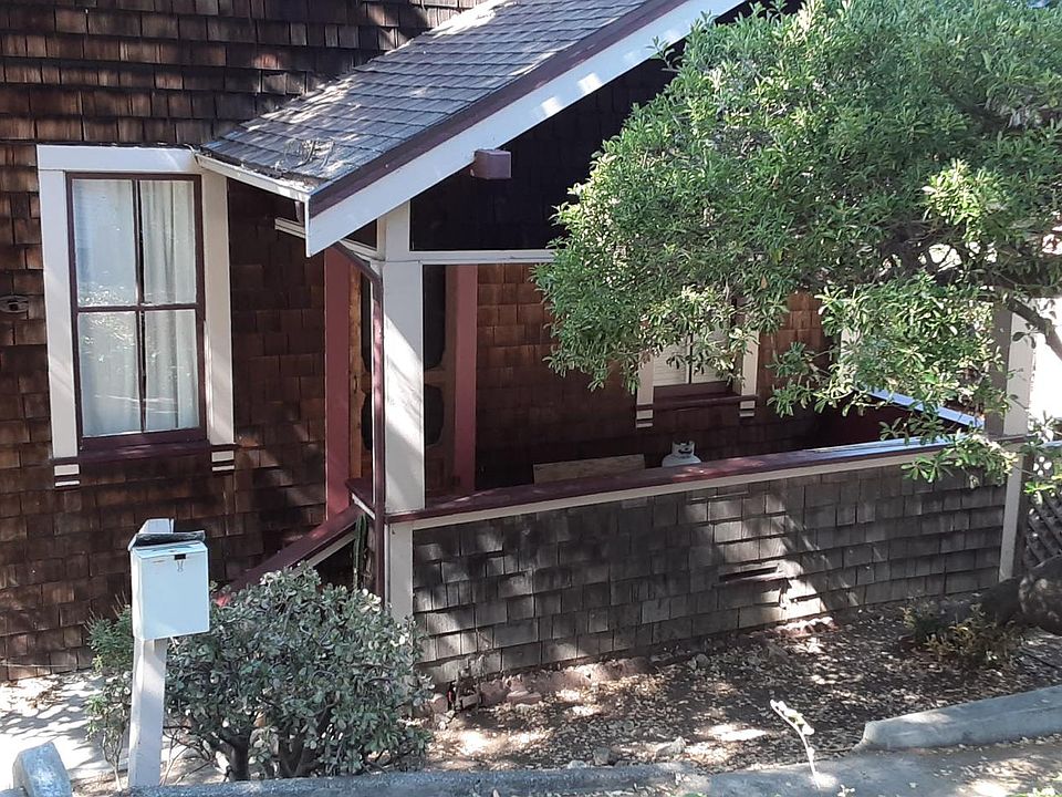FRONT ENTRY TO UPPER UNIT