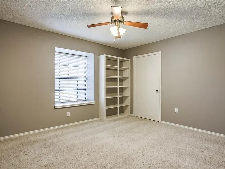 4401 Fremont Ln — Photo 8