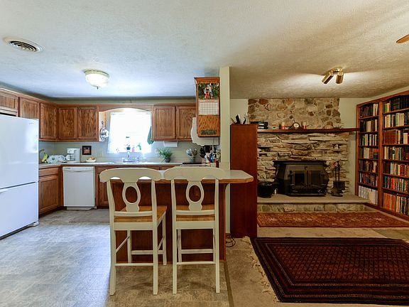 4th image of 16898 Farm Road 2260