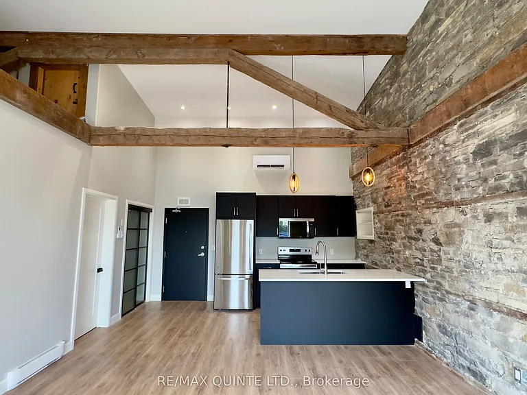 330 Victoria St N #7 — Photo 1