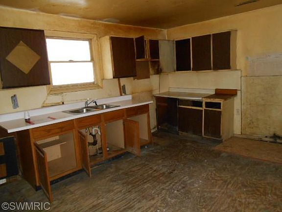 5th image of 1553 E Empire Ave