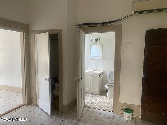 4th image of 134 Estelle Ave