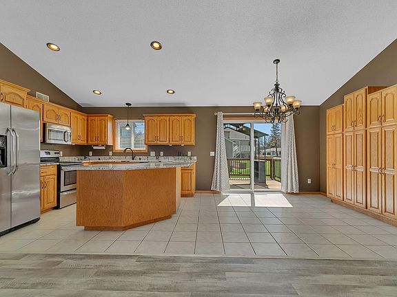 5th image of 1002 Brook Ct