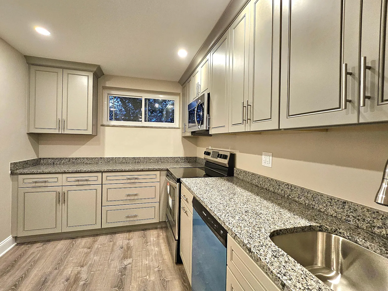 2216 Broadway Ave — Photo 2