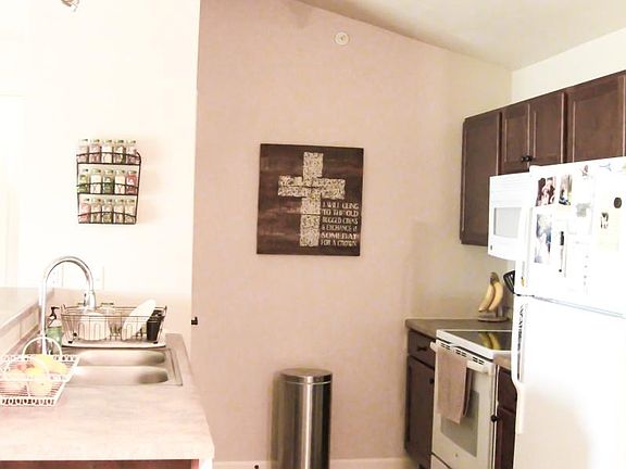 Full size appliances PLUS pantry!