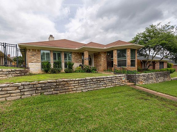 2nd image of 24 Pebble Creek Dr S