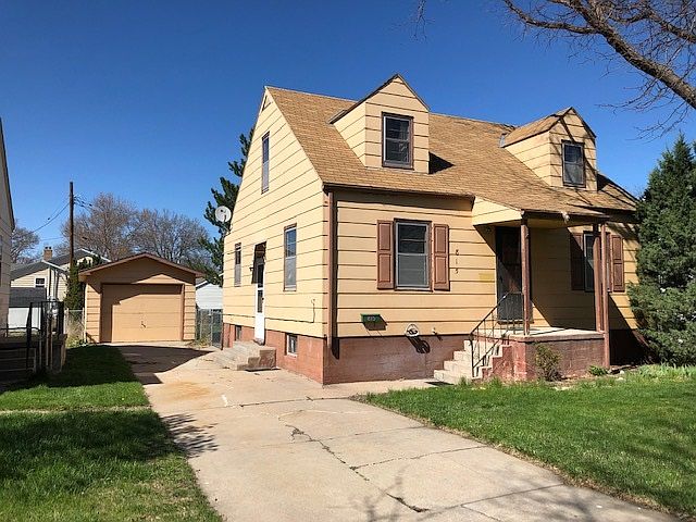 1st image of 815 W E St
