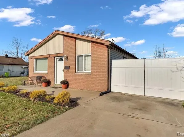 19331 Meier St, Roseville, MI 48066