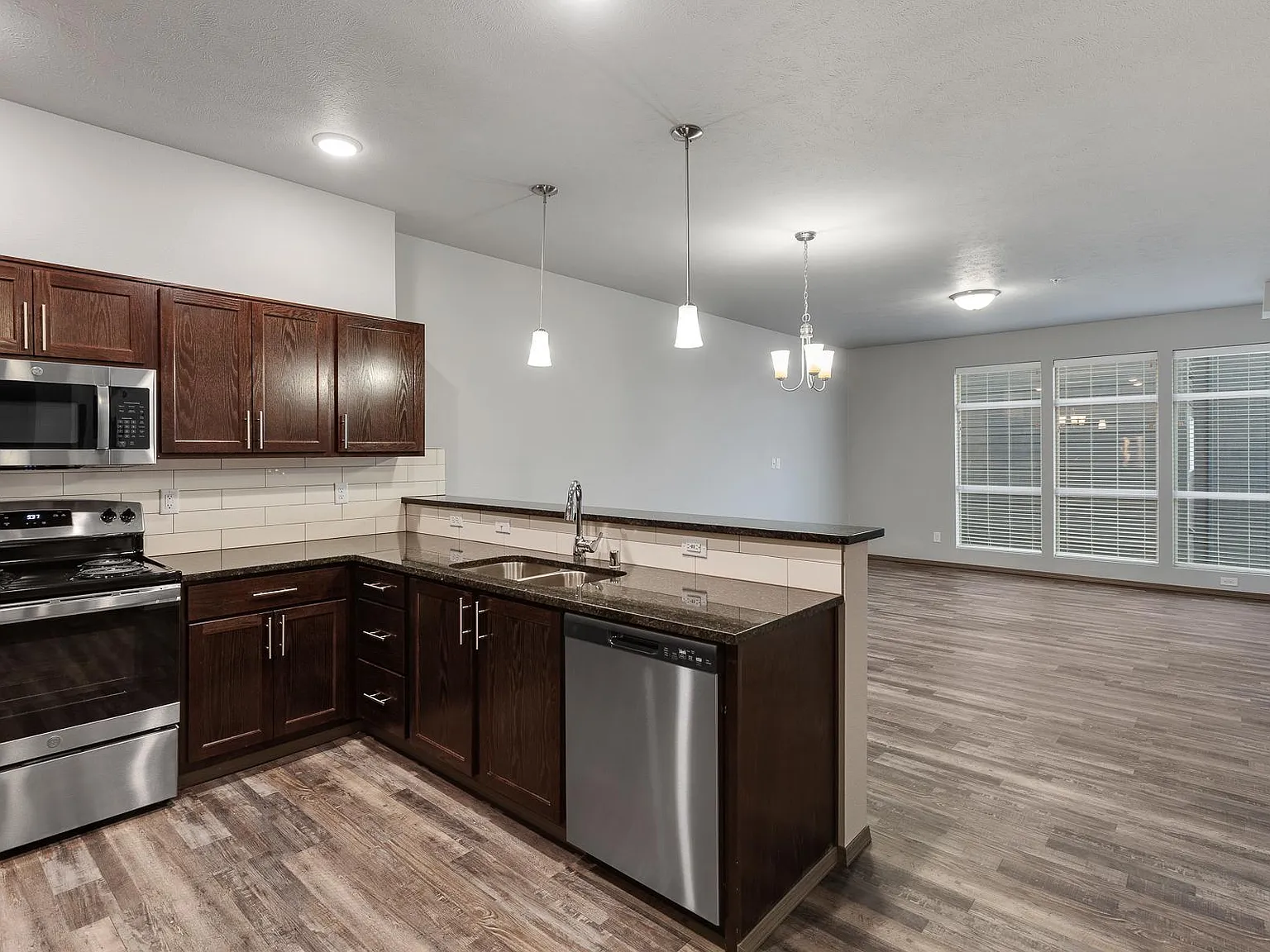 2 bed, 1112 sqft, $1,575 — Photo 3
