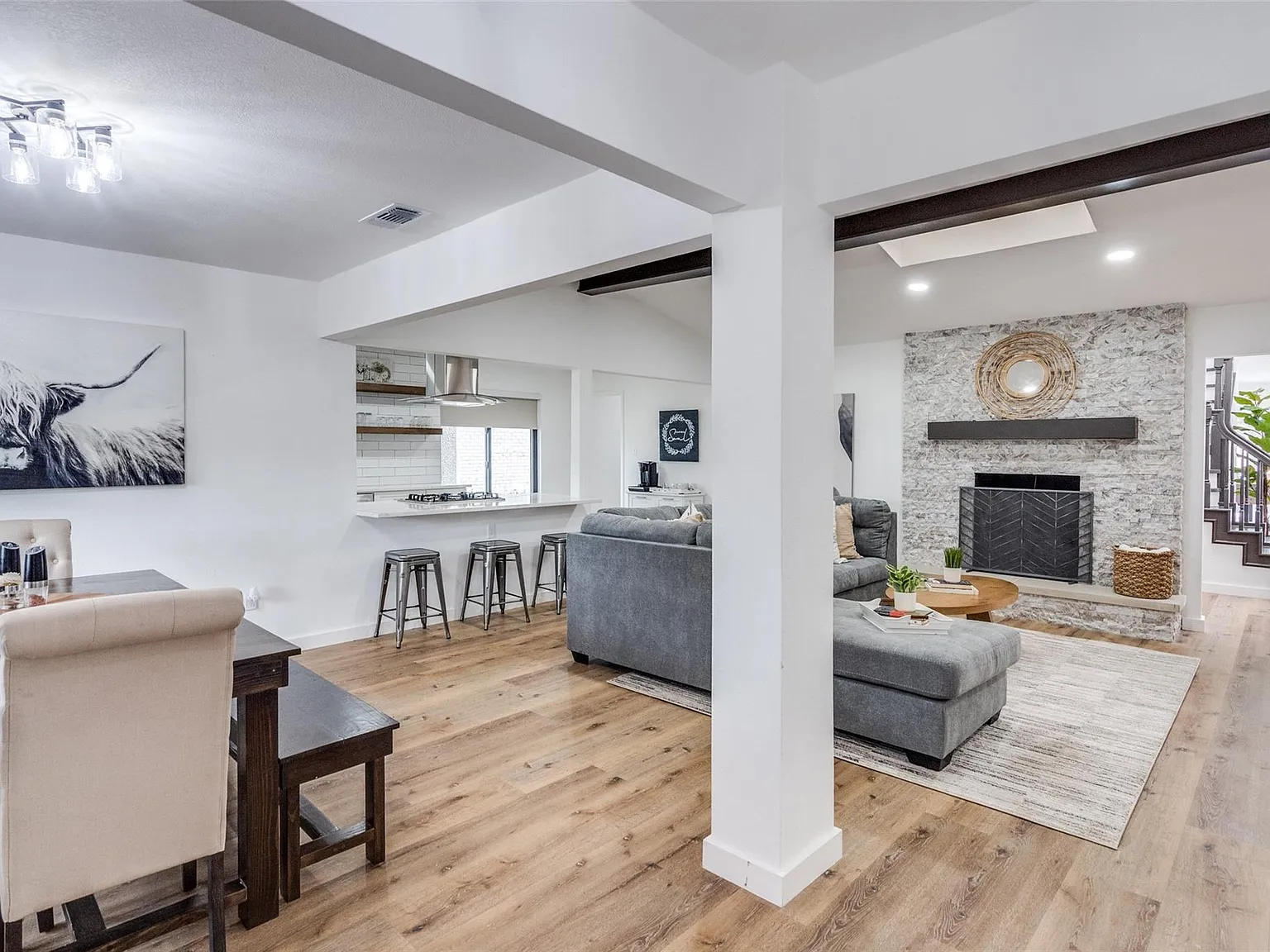 4 bed, 3285 sqft, $5,700 — Photo 3