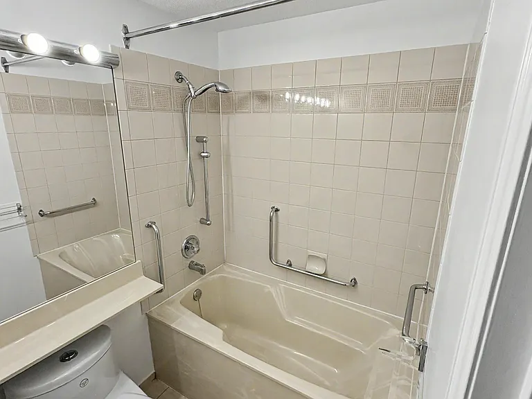 5733 Cambie St — Photo 18