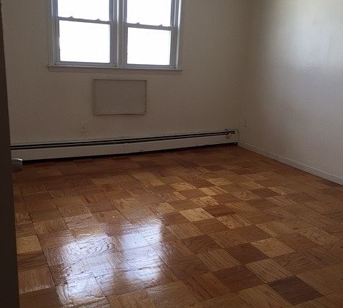 5th image of 922 Throggmorton Ave #2