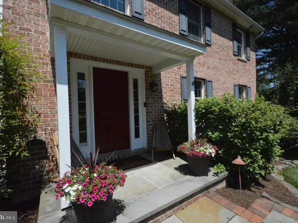 2 Montbard Dr, Chadds Ford, PA 19317