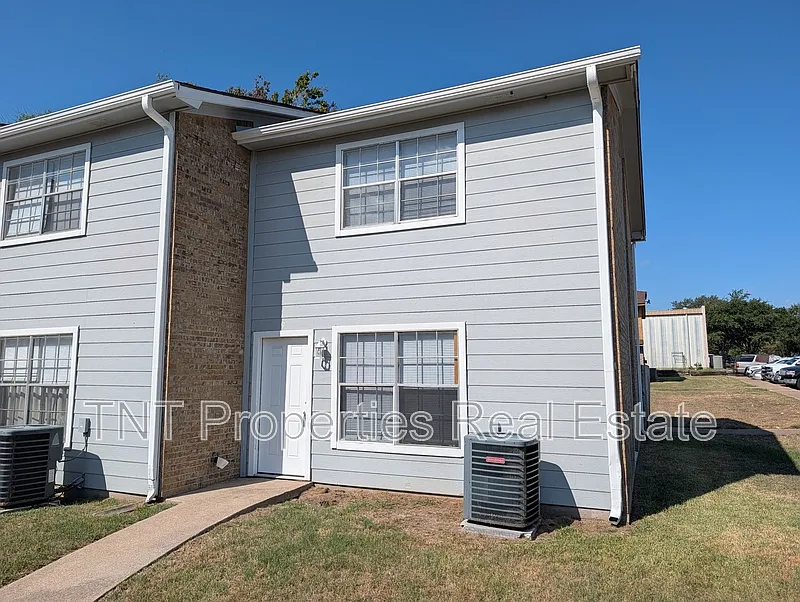 2 bed, 1.0 bath, 1044 sqft, $875 — Photo 3