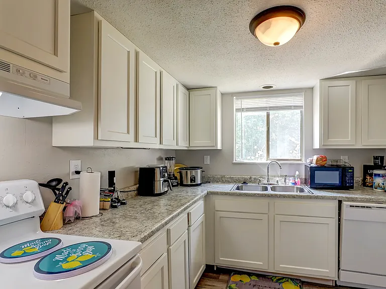 Aspen Meadows — Photo 27