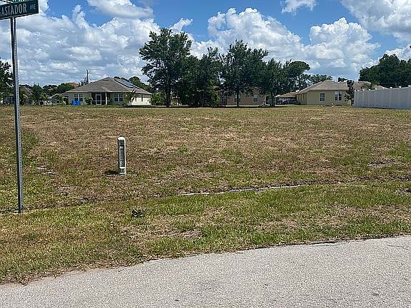 4th image of 1185 SW Gastador Ave