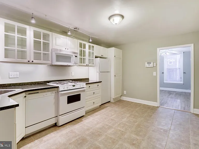 1020 W Lombard St — Photo 6