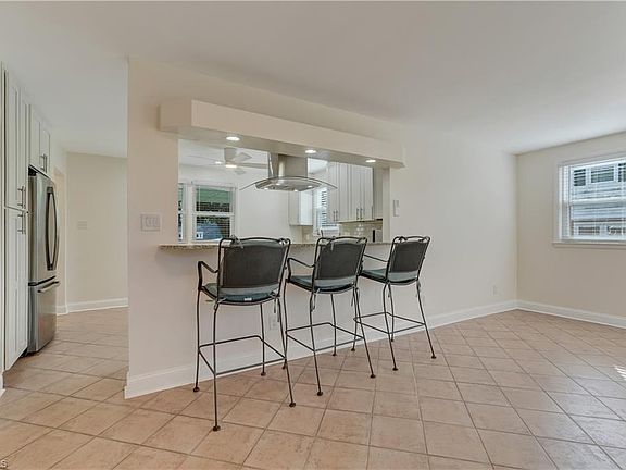 5th image of 808 Honeysuckle Dr