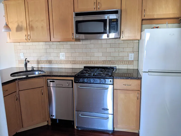 1021 Clinton St #5 — Photo 13