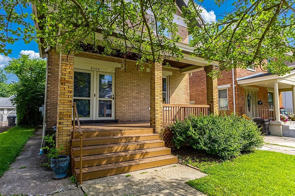 3 bed, 1000 sqft, $2,200 — Photo 3