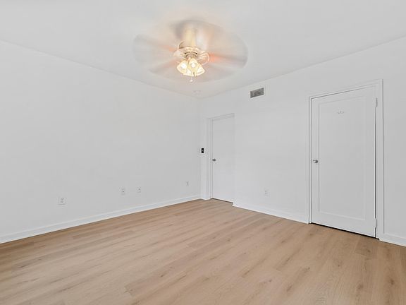 2nd image of 4001 Maplewood Ave #2