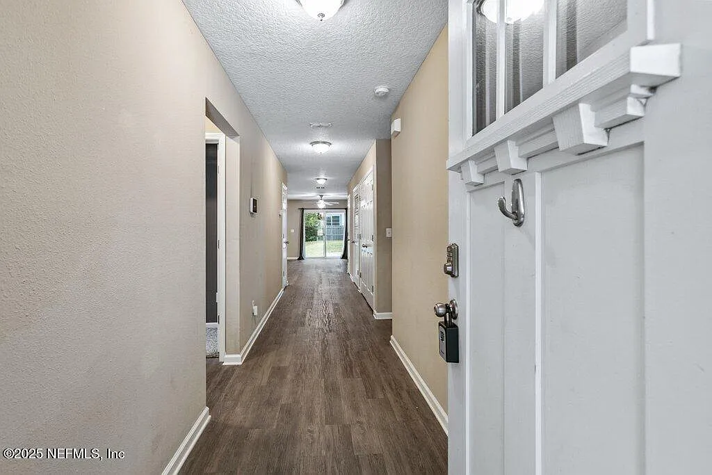 4 bed, 2.0 bath, 1619 sqft, $2,400 — Photo 4