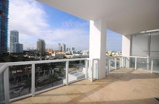 4th image of 50 S Point Dr APT 905
