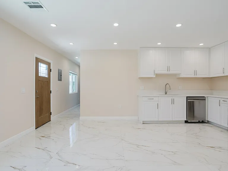 6550 Beeman Ave — Photo 5