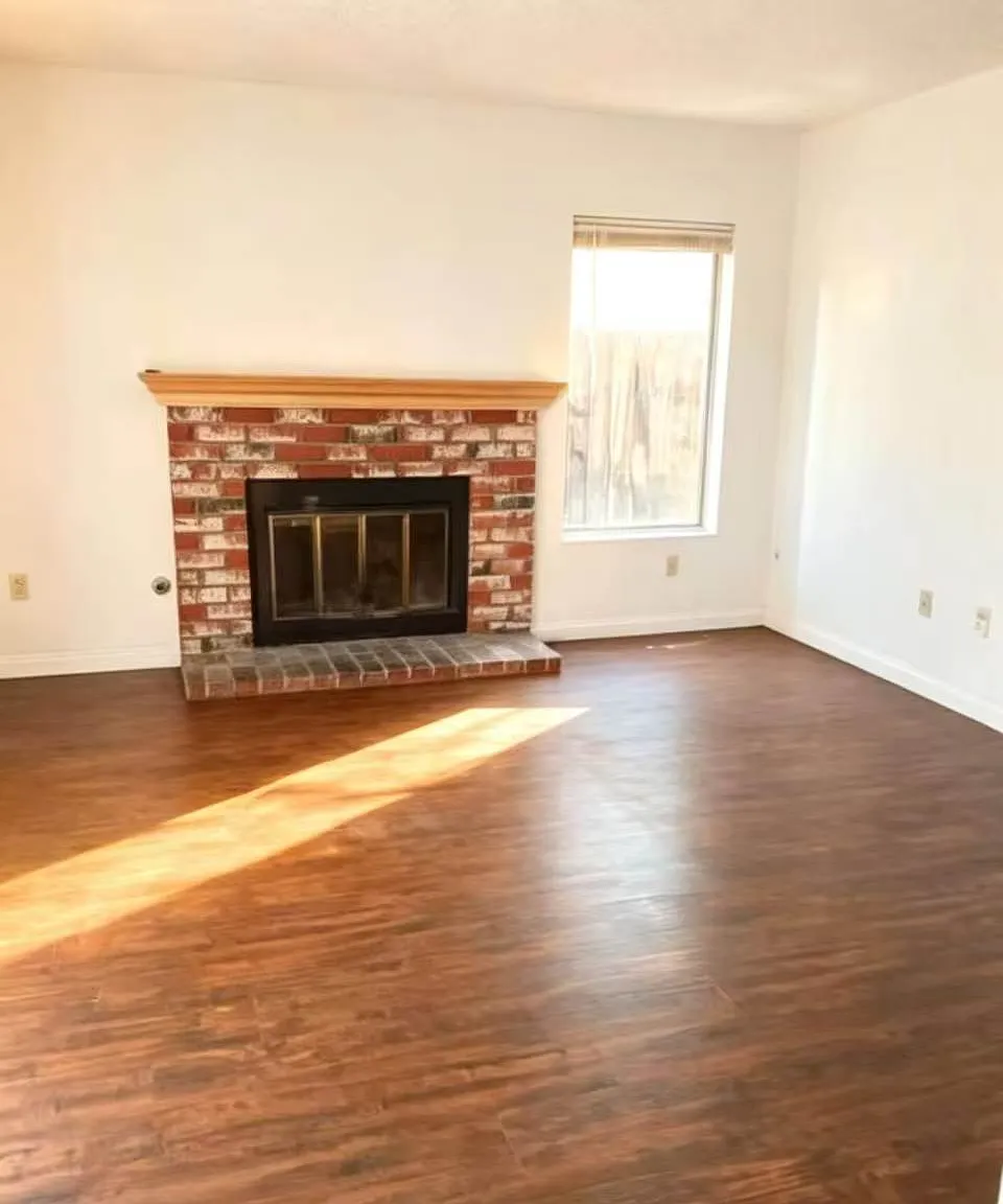 3 bed, 2.5 bath, 1517 sqft, $2,100 — Photo 4