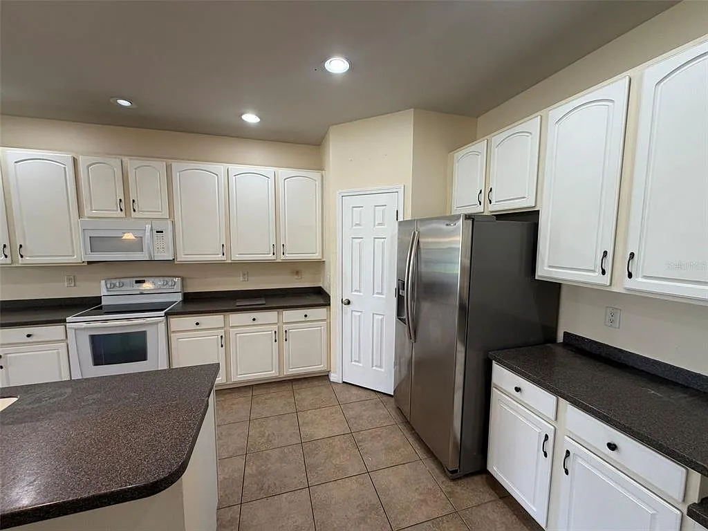 3 bed, 2.0 bath, 2408 sqft, $2,250 — Photo 3
