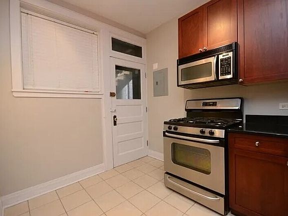 5th image of 536 W Cornelia Ave APT 1S