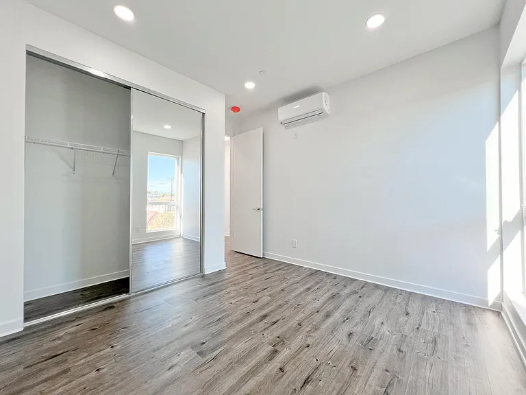 1165 W 39th St — Photo 33