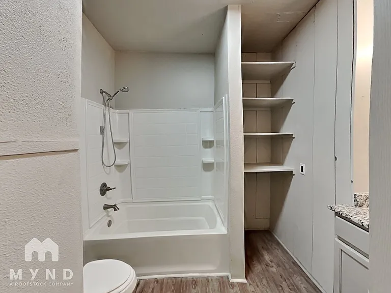 114 S Lamar St — Photo 15