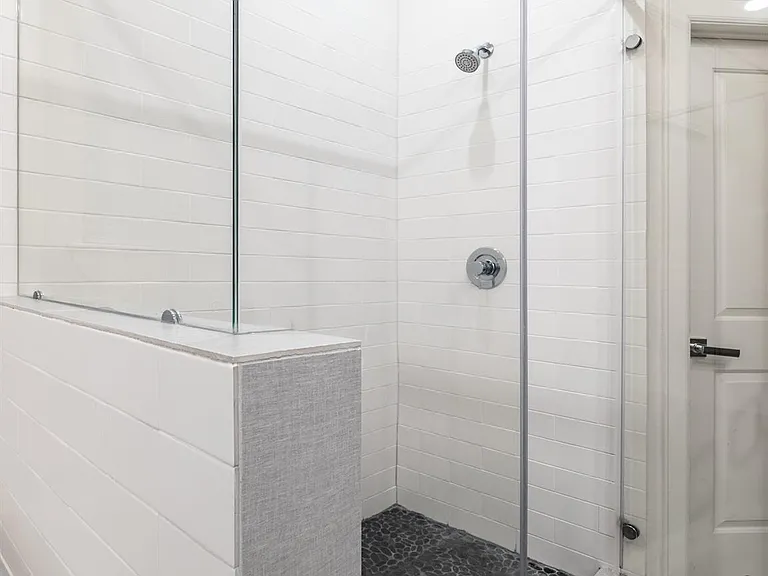 1224 Thompson — Photo 29