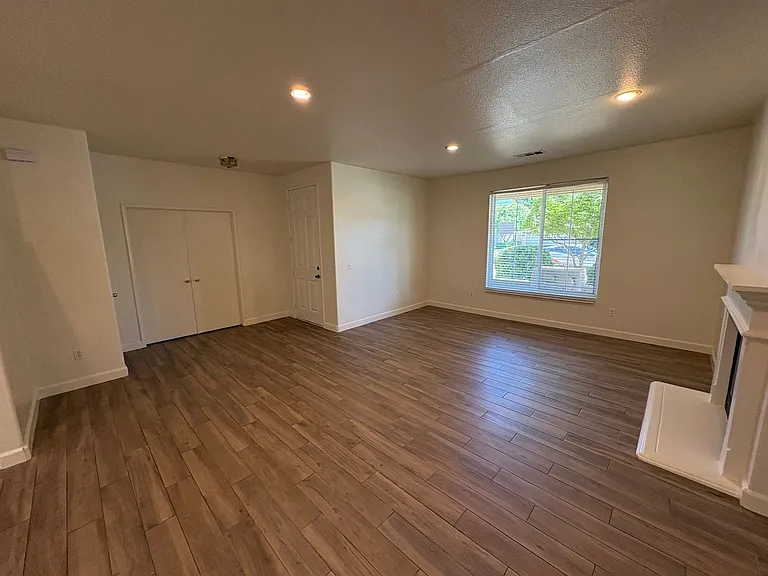722 W James Ct — Photo 22