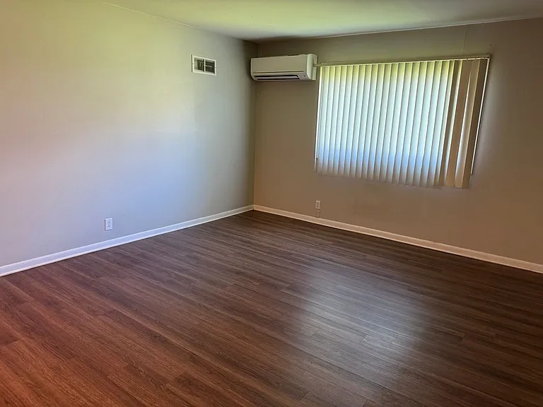 Executive House Apartments — Photo 29