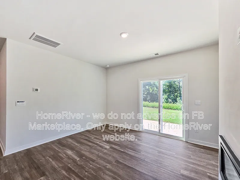 5 bed, 3.0 bath, 2368 sqft, $2,275 — Photo 2
