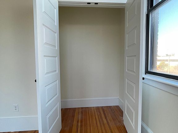 5th image of 301 Campbell Ave SW APT 21