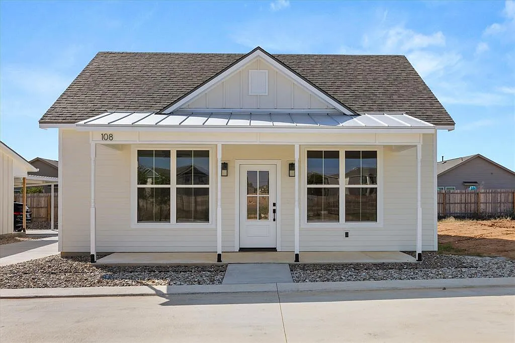 Building Photo - 802 S Creek St #108